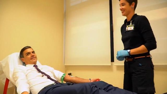 Pedro Sánchez, en el centro médico de Moncloa, donando sangre para el Ejército.