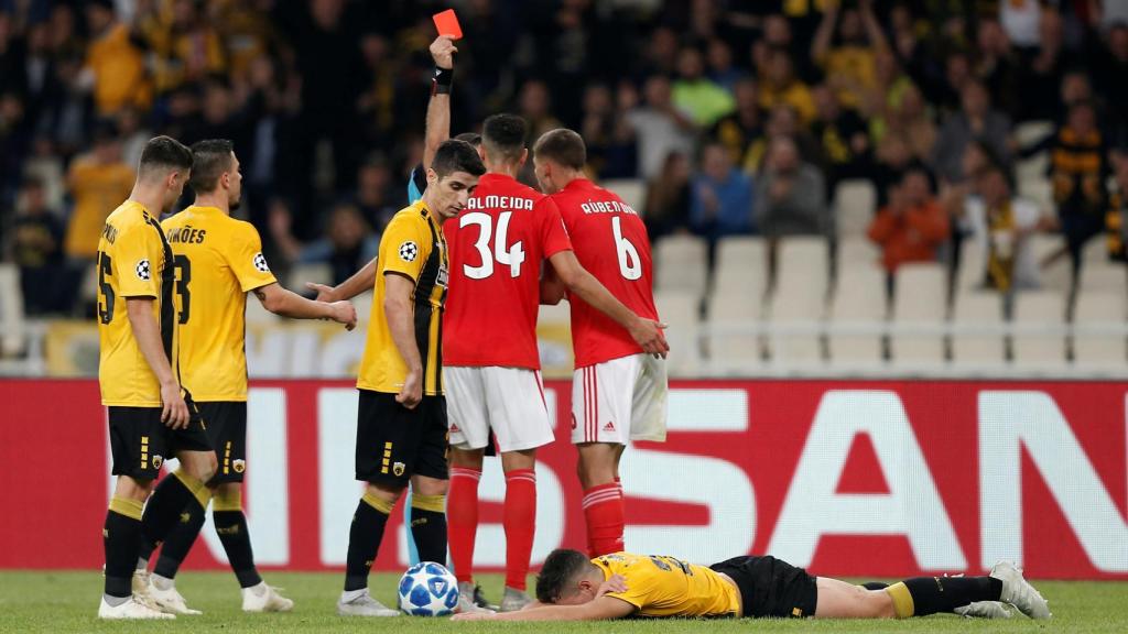 Orel Grinfeld mostrando la roja a Ruben Dias durante el AEK - Benfica