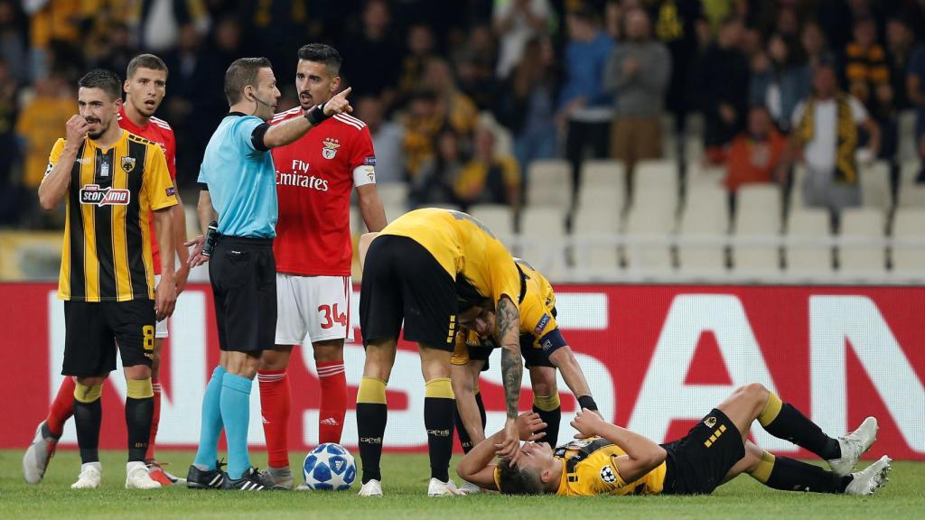 Orel Grinfeld durante el AEK Atenas - Benfica