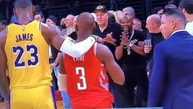 La reacción de Mayweather a la pelea en el Lakers - Rockets