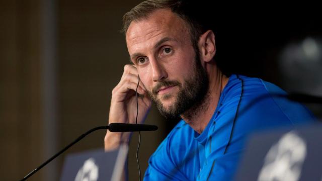 Roman Hubník, capitán del Viktoria Pilsen en rueda de prensa