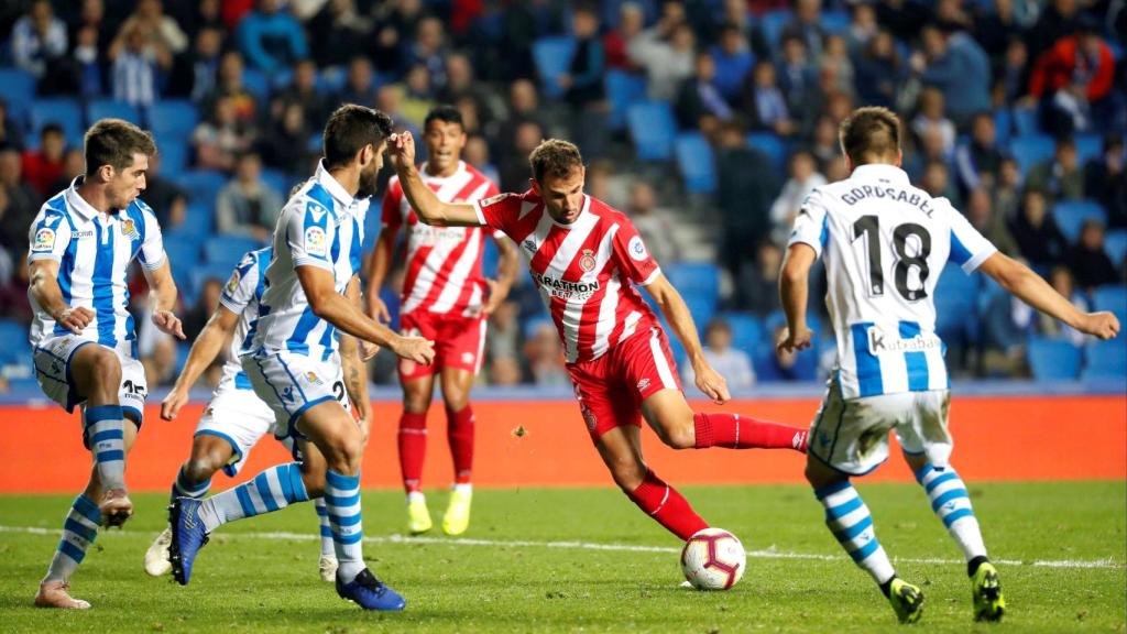 Stuani frente a la defensa de la Real Sociedad