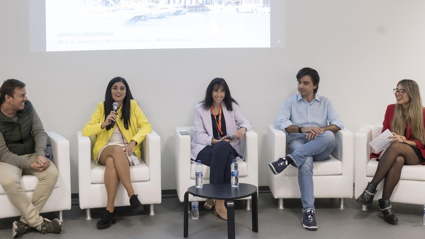 Paco Tormo, Marina Moya, Noelia Lázaro, Miguel Giner y Nerea Castro, de INNOVADORES, durante el debate.