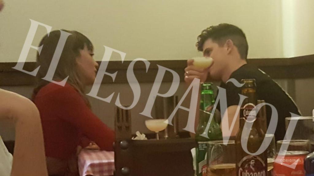 Aitana y Miguel en el restaurante Zara.