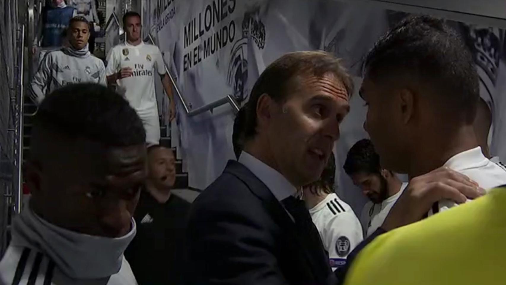 Lopetegui dialoga con Casemiro en el túnel de vestuarios