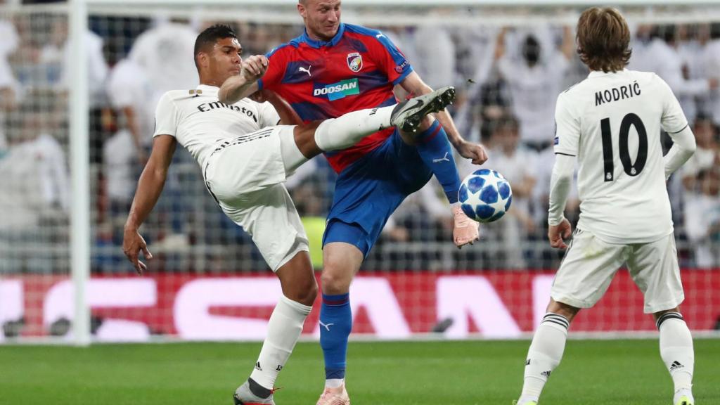 Casemiro disputa un balón con Krmencik.