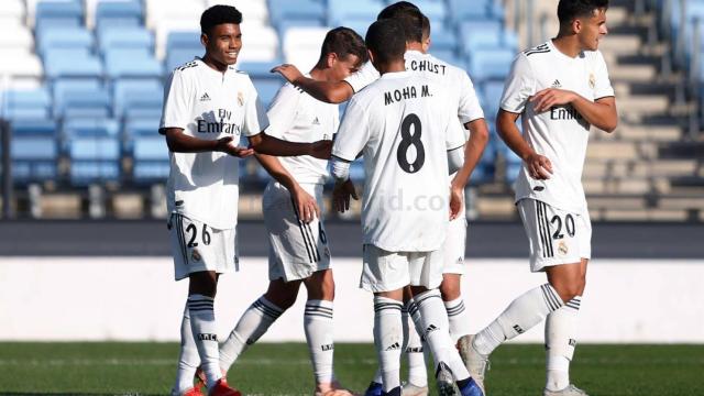 Piña del Juvenil A celebrando un gol