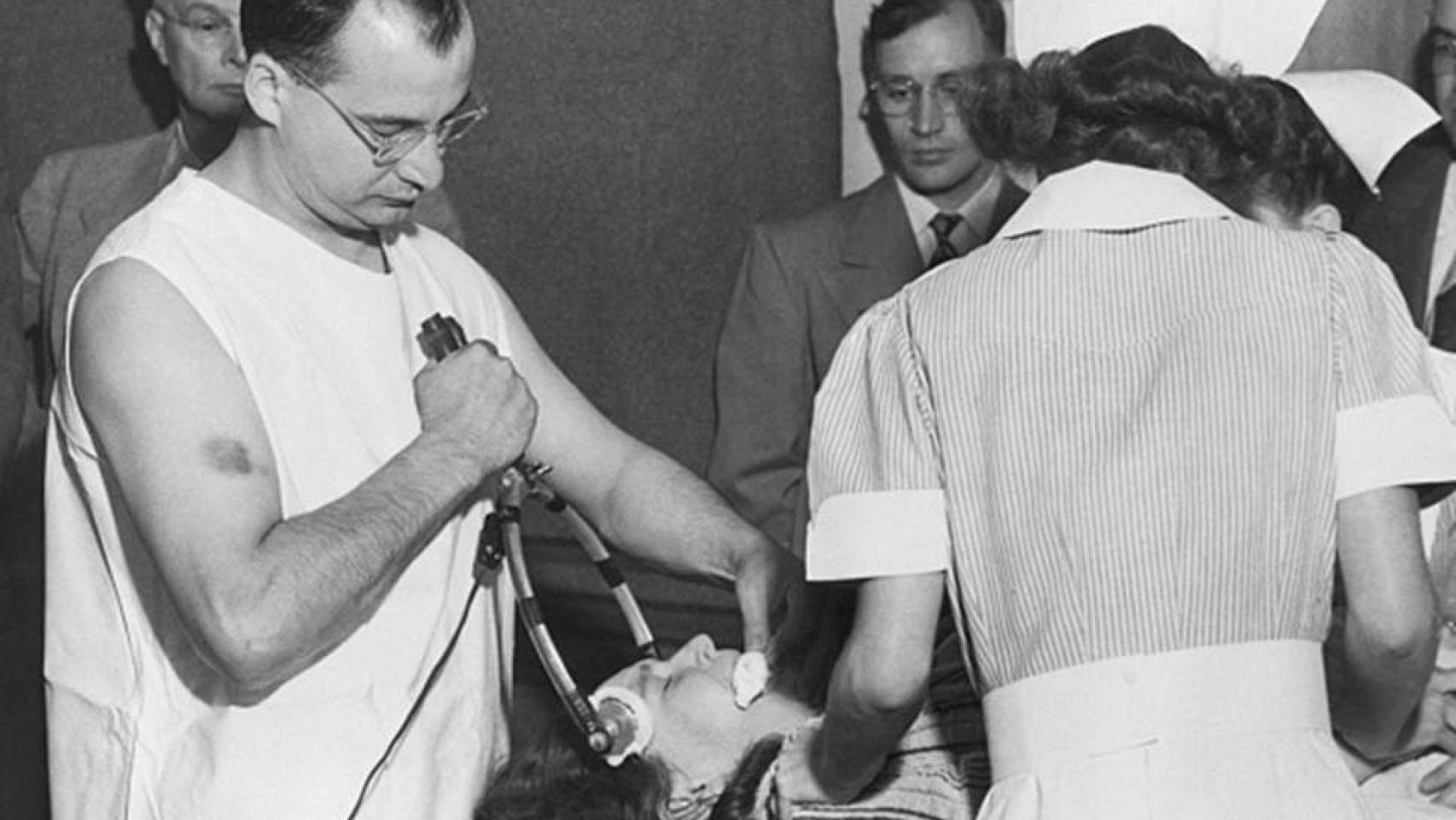 Robert Galbraith Heath aplicando un electroshock a una mujer lesbiana.