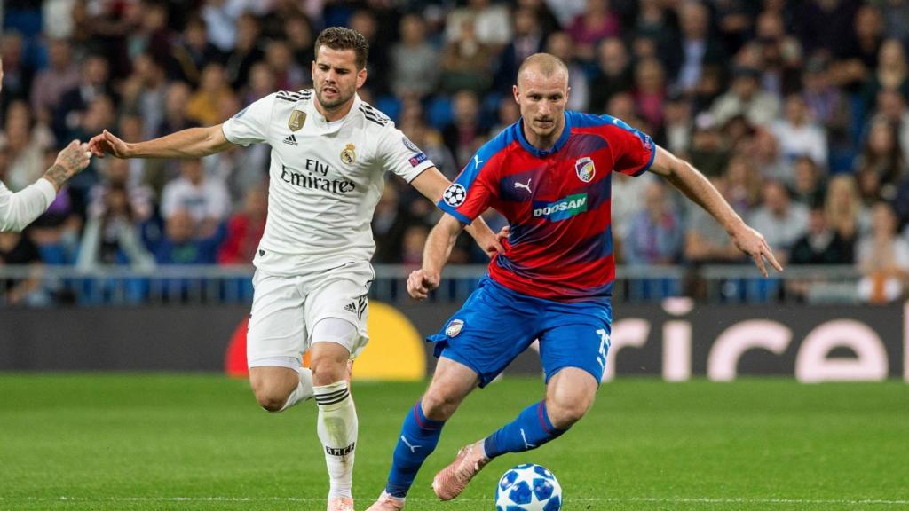 Nacho Fernández pelea un balón con el delantero del Viktoria Plzen Michal Krmencik