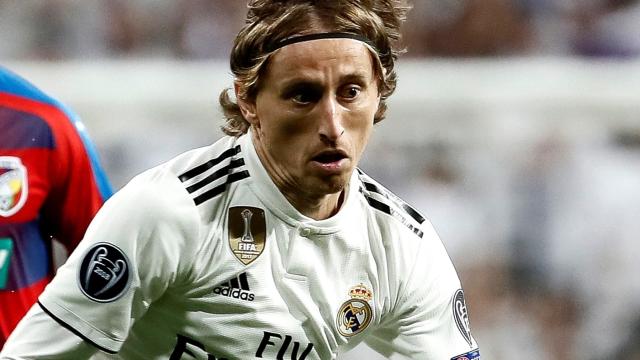 Luka Modric pelea un balón con el centrocampista del Viktoria Pilsen Milan Petrzela