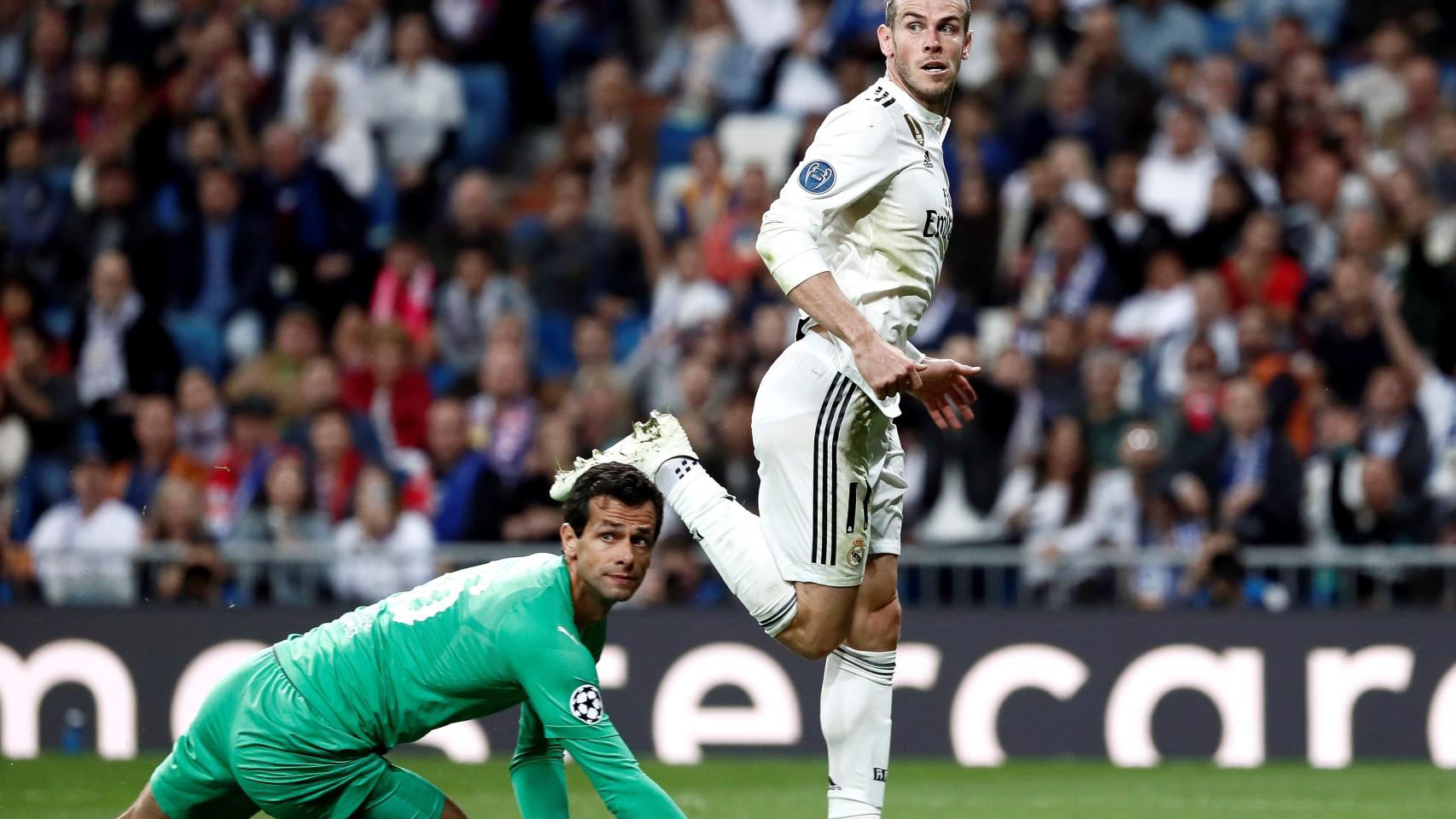 Gareth Bale, junto al portero del Viktoria Plzen Ales Hruska