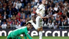 Gareth Bale, junto al portero del Viktoria Plzen Ales Hruska