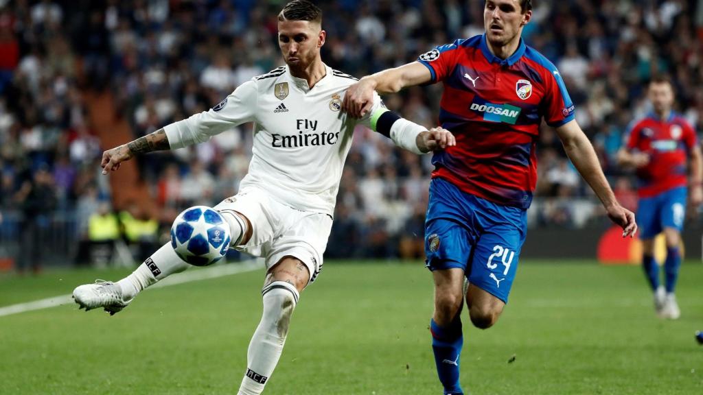 Sergio Ramos se dispone a golpear el balón ante el defensa del Viktoria Pilsen, Milan Havel