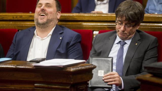 Oriol Junqueras y Carles Puigdemont, en el Parlamento autonómico catalán. Eran otros tiempos.