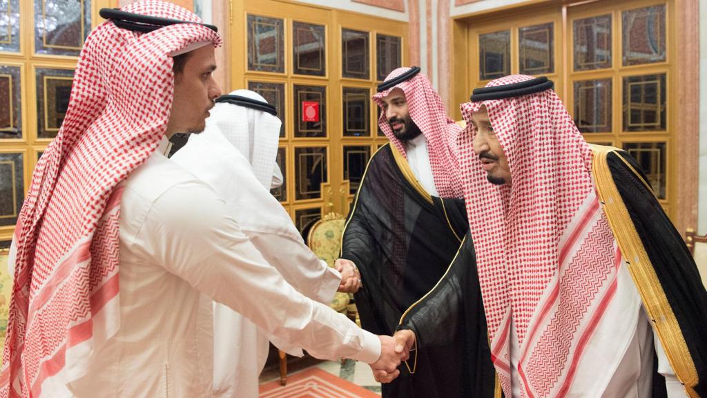 El rey y el príncipe heredero de Arabia Saudí reciben al hijo de Khashoggi y otro familiar más.