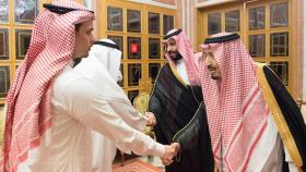 El rey y el príncipe heredero de Arabia Saudí reciben al hijo de Khashoggi y otro familiar más.