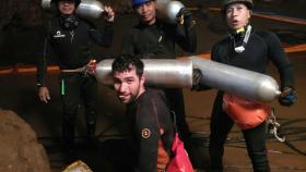 Fernando Raigal, en la cueva junto a sus compañeros en el rescate.