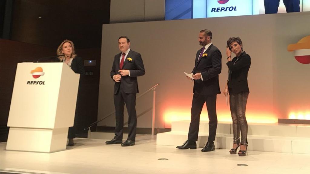 Pedro J. Ramírez y Nieves Segovia durante su intervención en la gala.