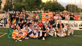 Aficionados del Castellón con el equipo femenino. Foto: Twitter (@FEDPECAS)