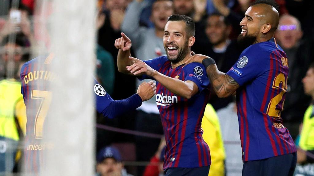 Coutinho, Jordi Alba y Arturo Sánchez celebran un gol del FC Barcelona