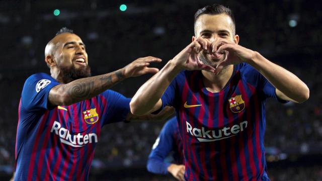 Arturo Vidal y Jordi Alba celebran un gol en el Barcelona - Inter Milán de Champions League