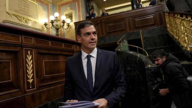 Pedro Sánchez subiendo a la tribuna del Congreso.