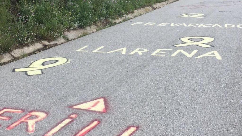 Pintadas contra el juez Llarena, en la carretera de Vallvidrera