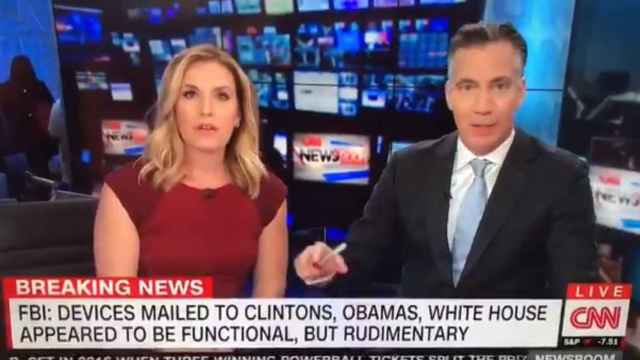 Momento en el que CNN interrumpe su directo por amenaza de bomba.