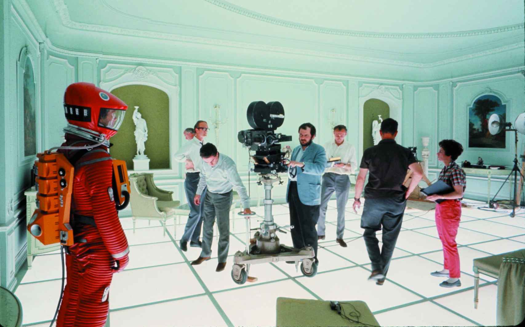 Stanley Kubrick y su equipo de rodaje grabando una escena de '2001; Odisea del espacio'. / Warner Bros. Entertainment Inc.