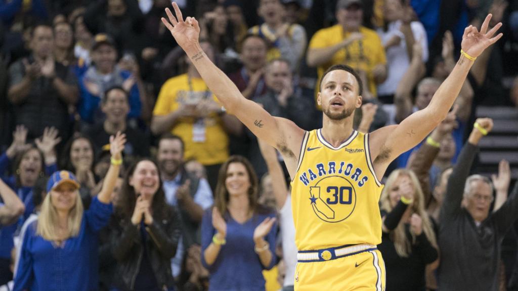 Stephen Curry celebra su gran actuación.