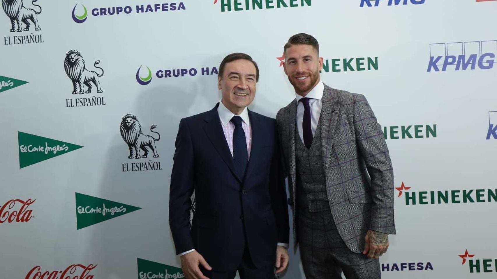 Pedro J. Ramírez, director de EL ESPAÑOL, y Sergio Ramos, capitán del Real Madrid y de la selección española.