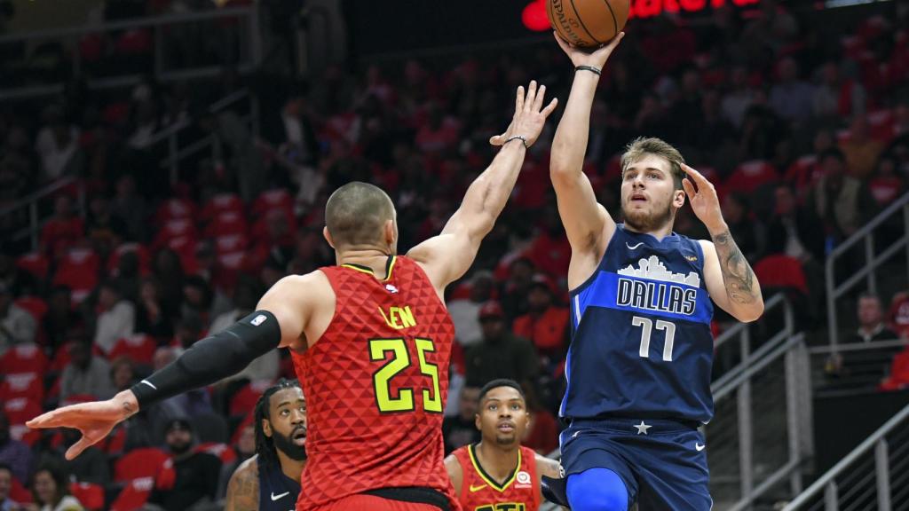 Doncic ejecuta un tiro ante Alex Len.