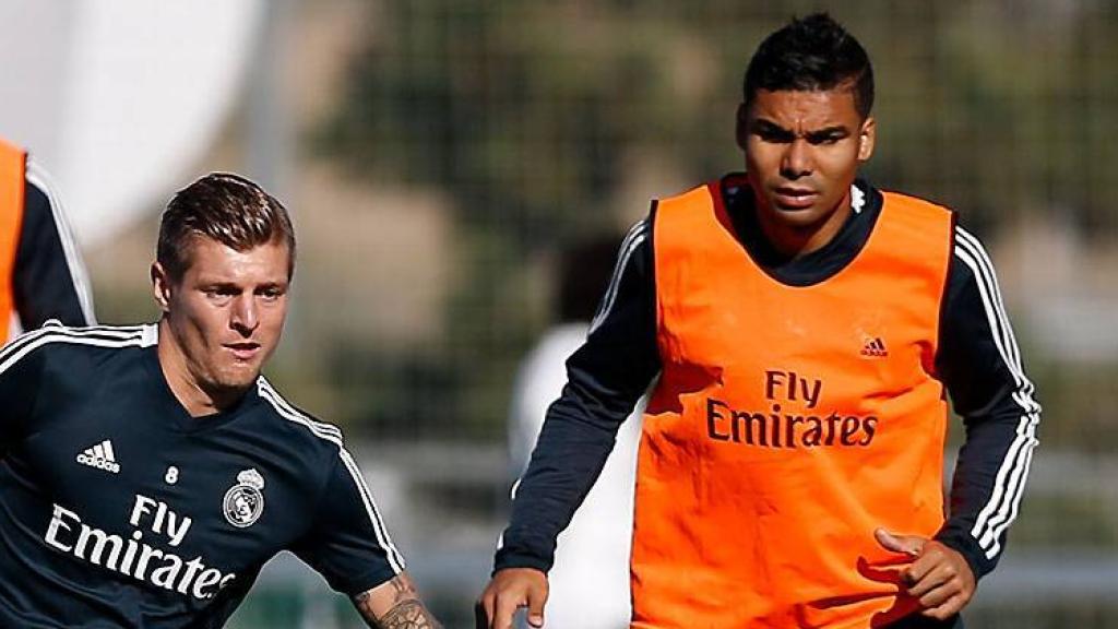 Kroos controla un balón ante la mirada de Isco y Casemiro