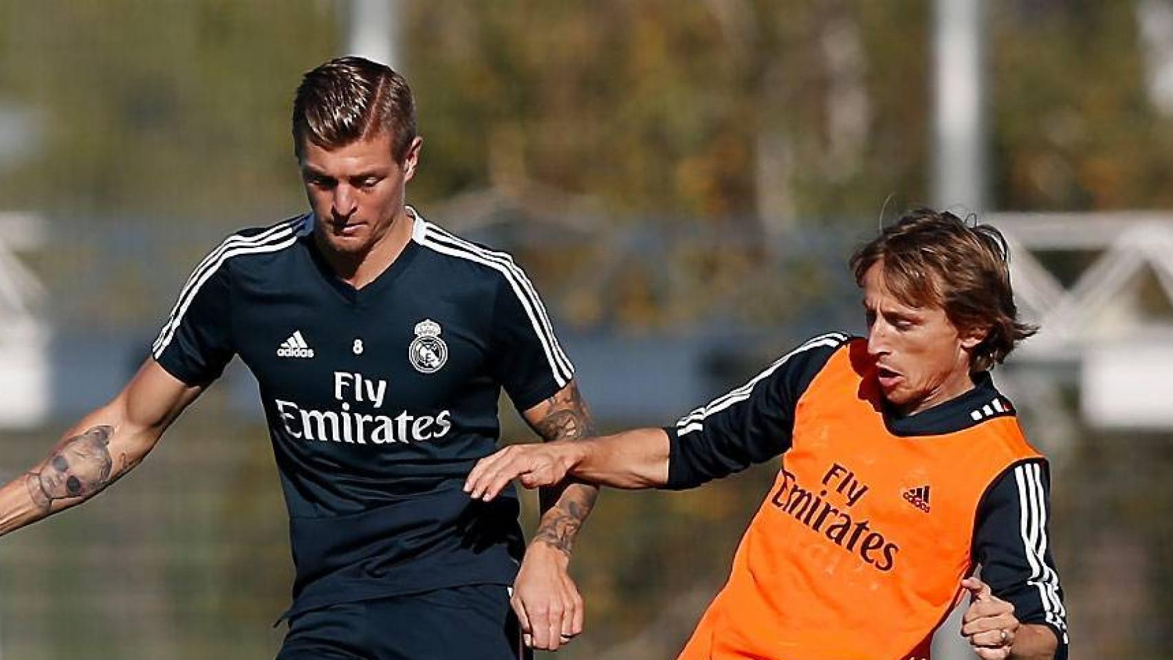 Kroos y Modric pelean un balón