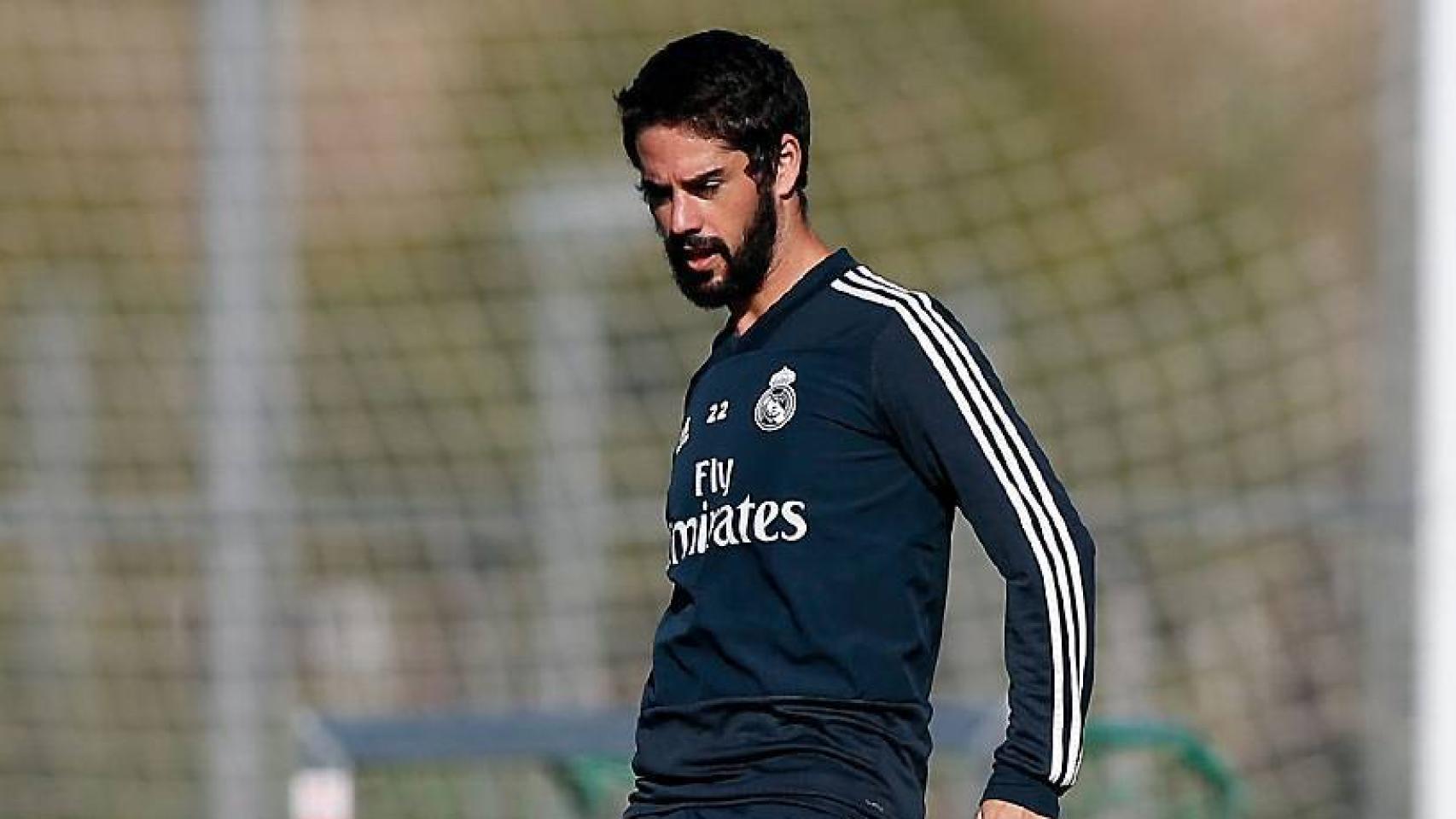 Isco da un pase ante la presión de Modric