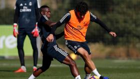 Vinicius y Vallejo luchan un balón