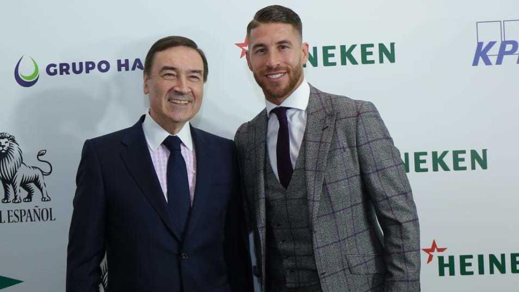 Pedro J. Ramírez, director de EL ESPAÑOL, y el futbolista Sergio Ramos.