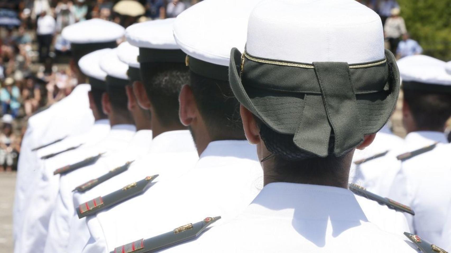 Formación de mujeres militares/.