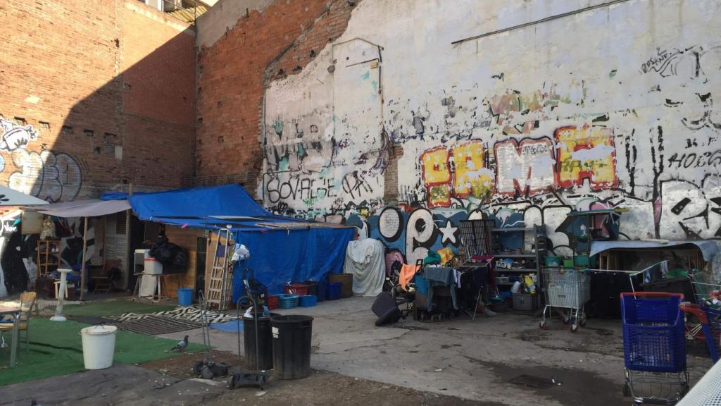 Asentamiento de barracas en un solar de la calle Pamplona de Barcelona