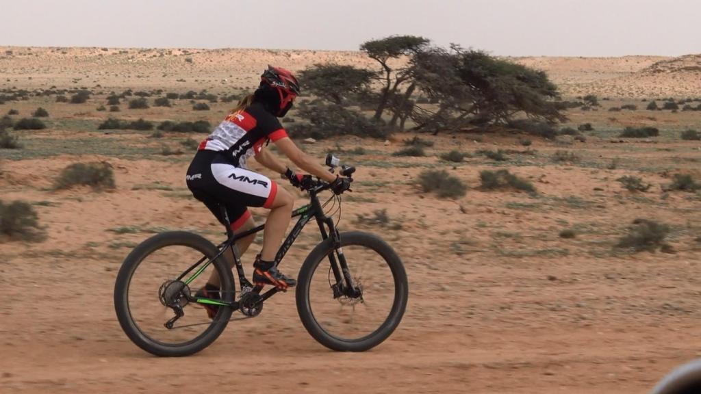 Judith Obaya, durante su etapa en bicicleta en el Sáhara