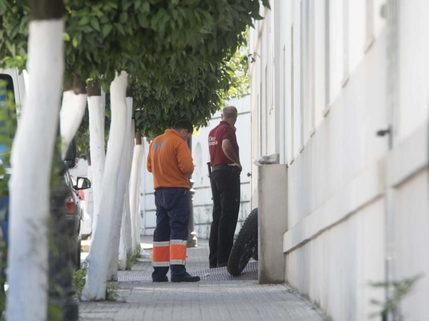 Un guarda de seguridad vigila este miércoles la puerta de entrada al ambulatorio de Puerto Serrano.