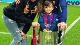 Leo Messi junto a su mujer y su hijo