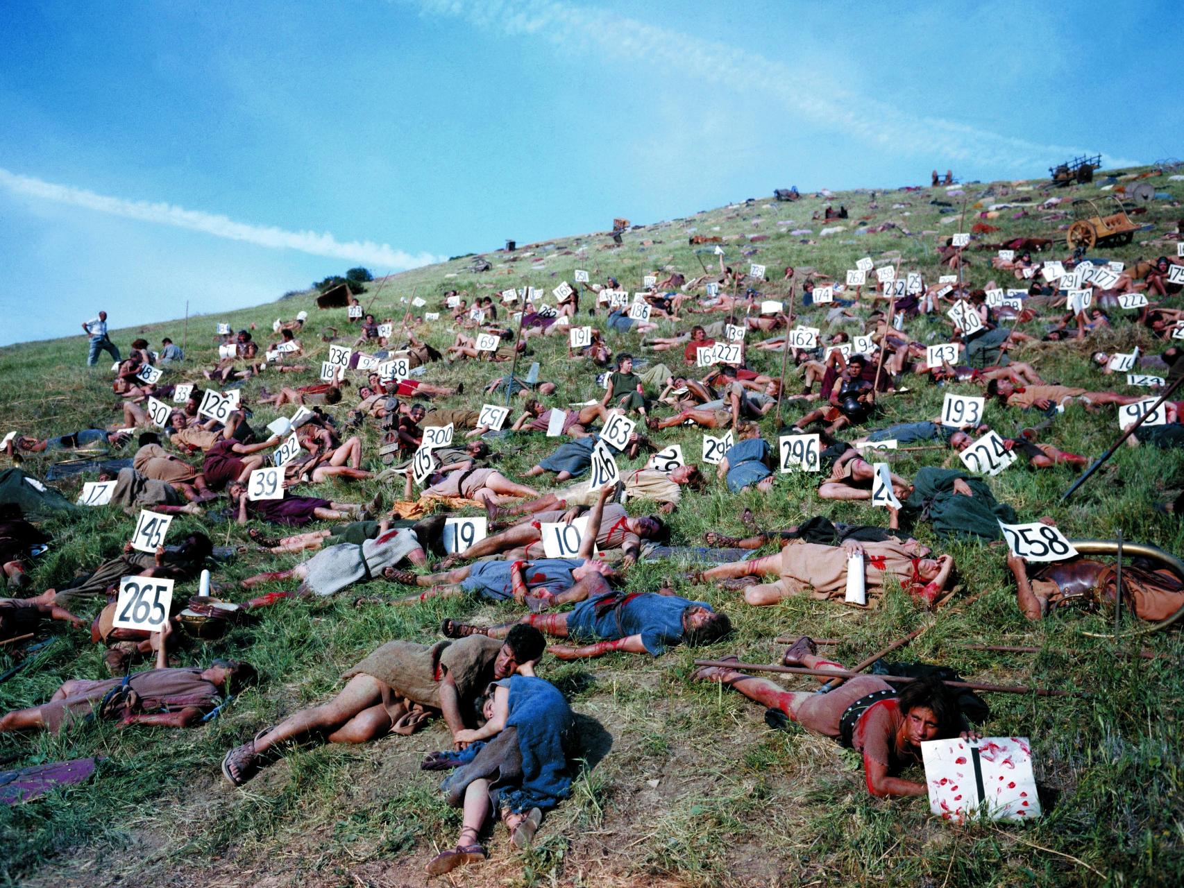 Varias decenas de extras de la película 'Espartaco' se hacen el muerto con carteles numéricos para que Kubrick pudiese dirigirse a ellos. Photo: J. R. Eyerman