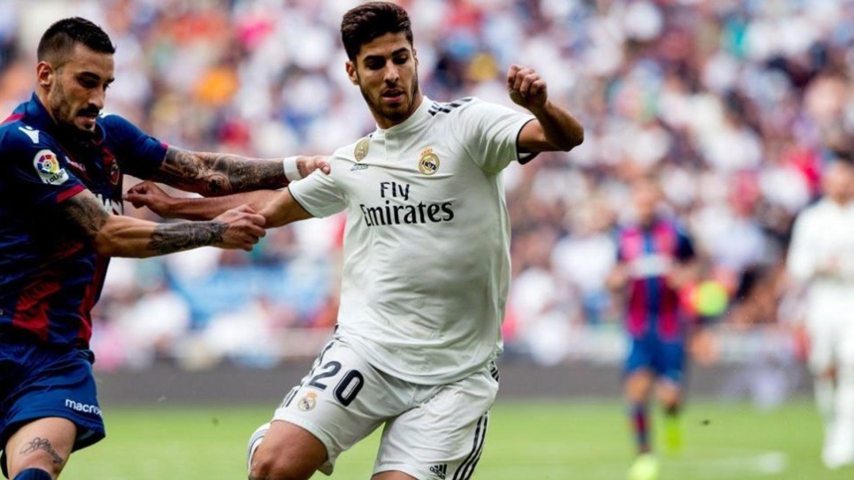 Asensio pelea un balón con un jugador del Levante