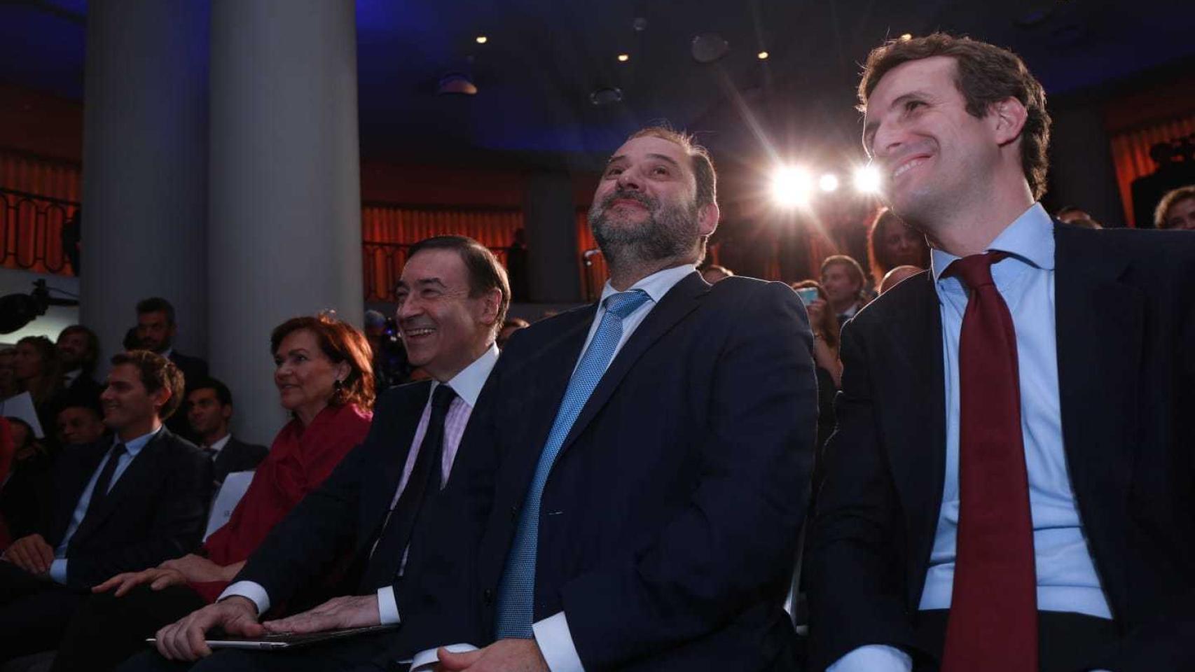 De izquierda a derecha: Albert Rivera, de Ciudadanos; Carmen Calvo, vicepresidenta del Gobierno; Pedro J. Ramírez, director de EL ESPAÑOL; José Luis Ábalos, ministro de Fomento; y Pablo Casado, líder del PP.