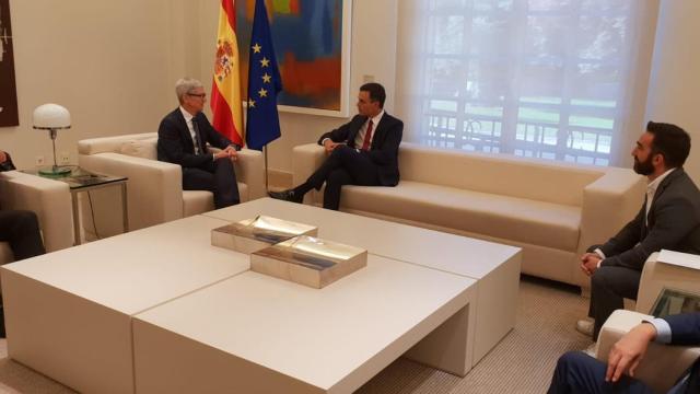 Pedro Sánchez junto a Tim Cook en el Palacio de la Moncloa.