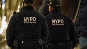 La policía de la ciudad de Nueva York investiga un paquete sospechoso dentro del centro comercial Time Warner en Nueva York.