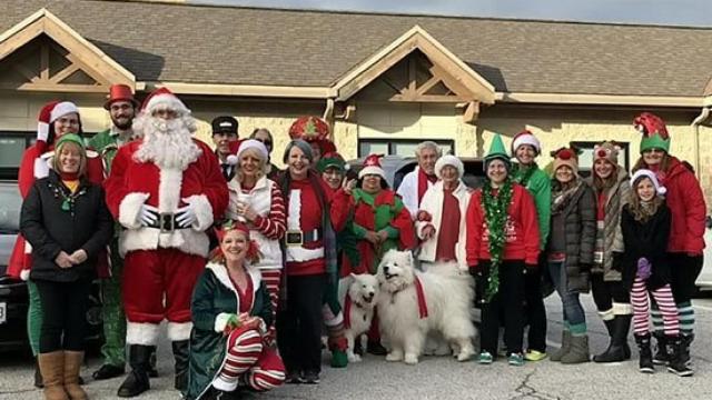 Un pueblo entero celebra la Navidad dos meses antes por un niño terminal