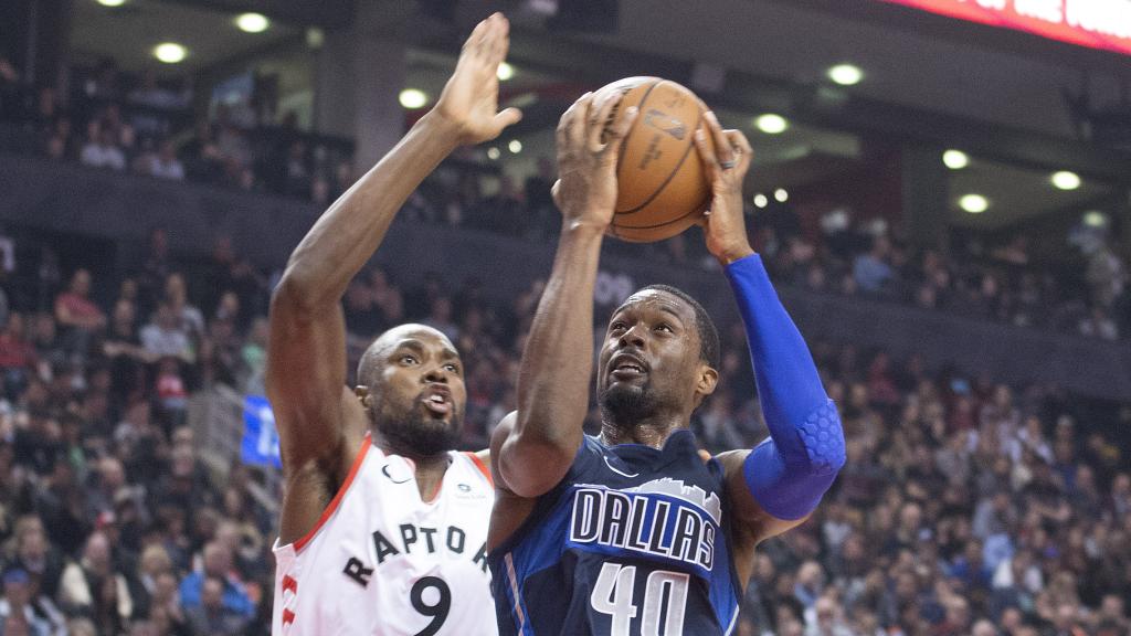 Ibaka, contra Harrison Barnes, jugador de Dallas Mavericks