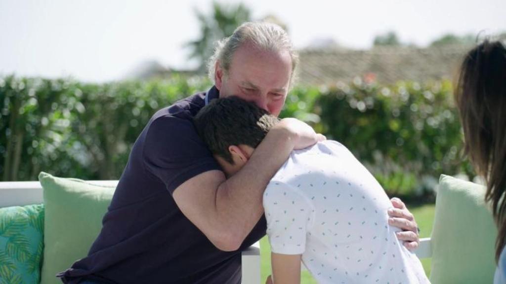 Bertín, entre lágrimas, abraza al pequeño Adrián.